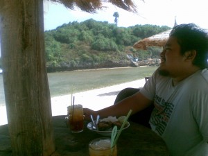 Makan Siang di Pantai Drini